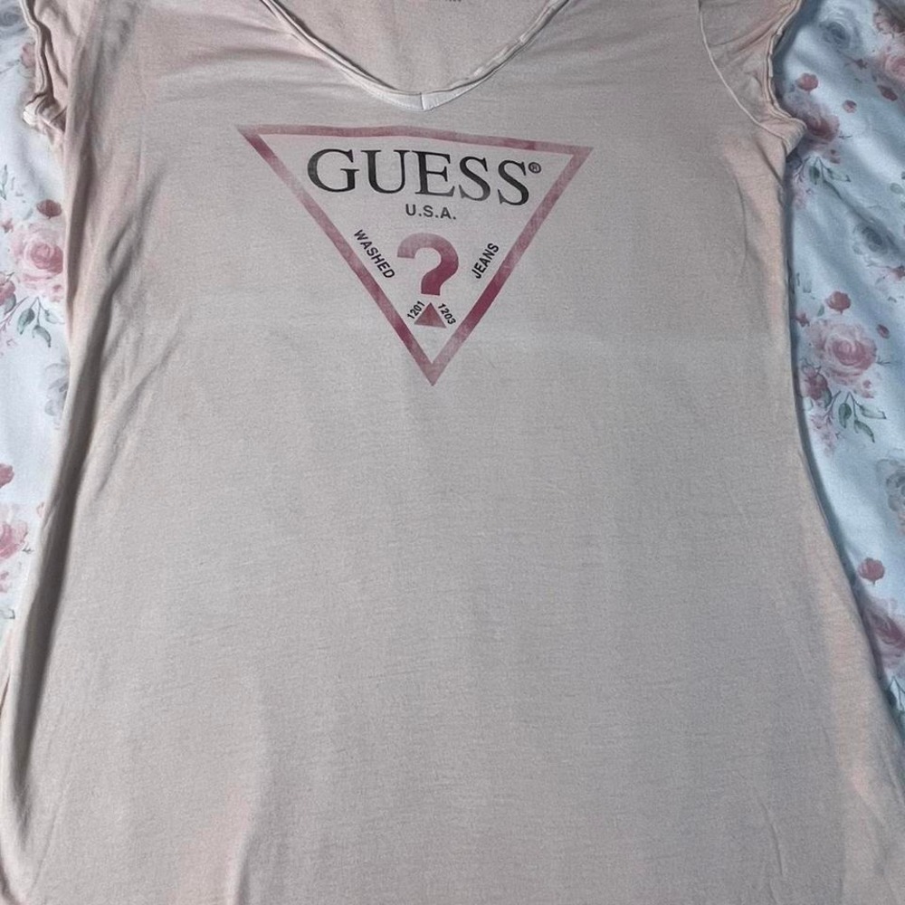 GUESS U.S.A. Logo Triangle‎ V-Neck T-Shirt Women's Large Beige Pink Graphic Tee